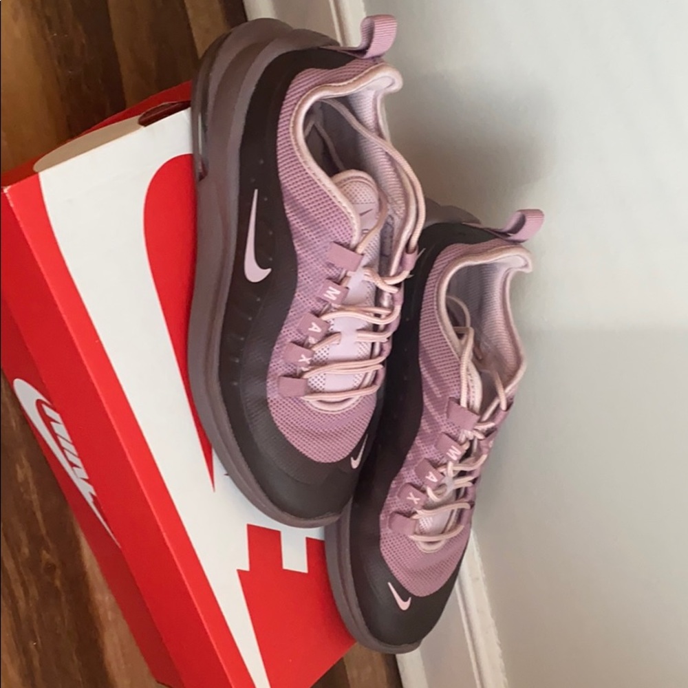 Women’s Nike air max axis